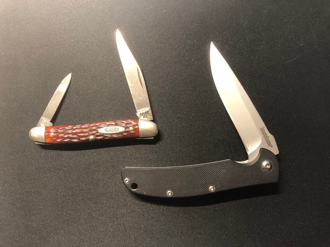 Picture shows two types of EDC pocketknives, a circa 1930s Case pocketknife and 2010s Kershaw folder